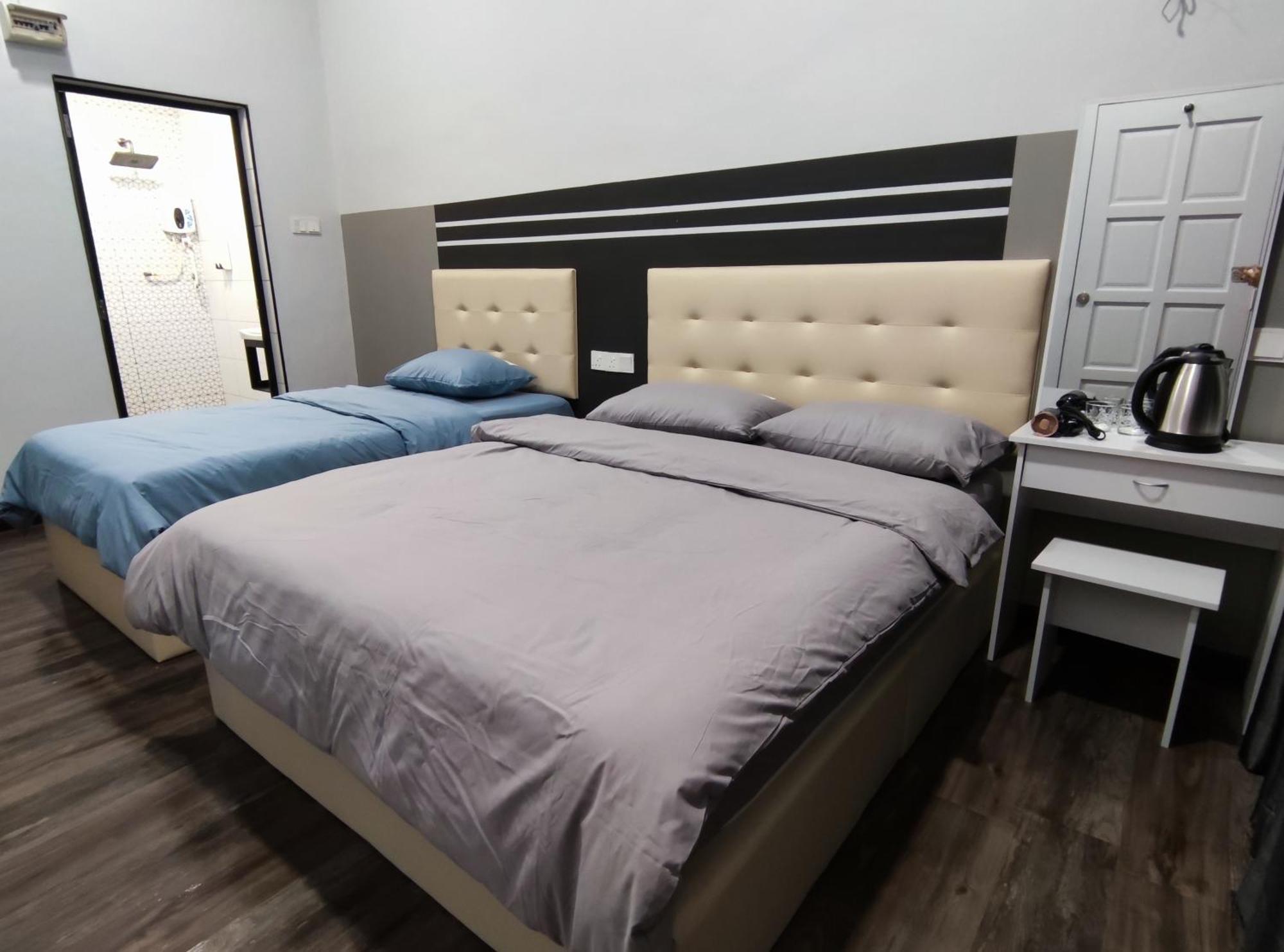 Private With Ensuite Bathroom In Bukit *