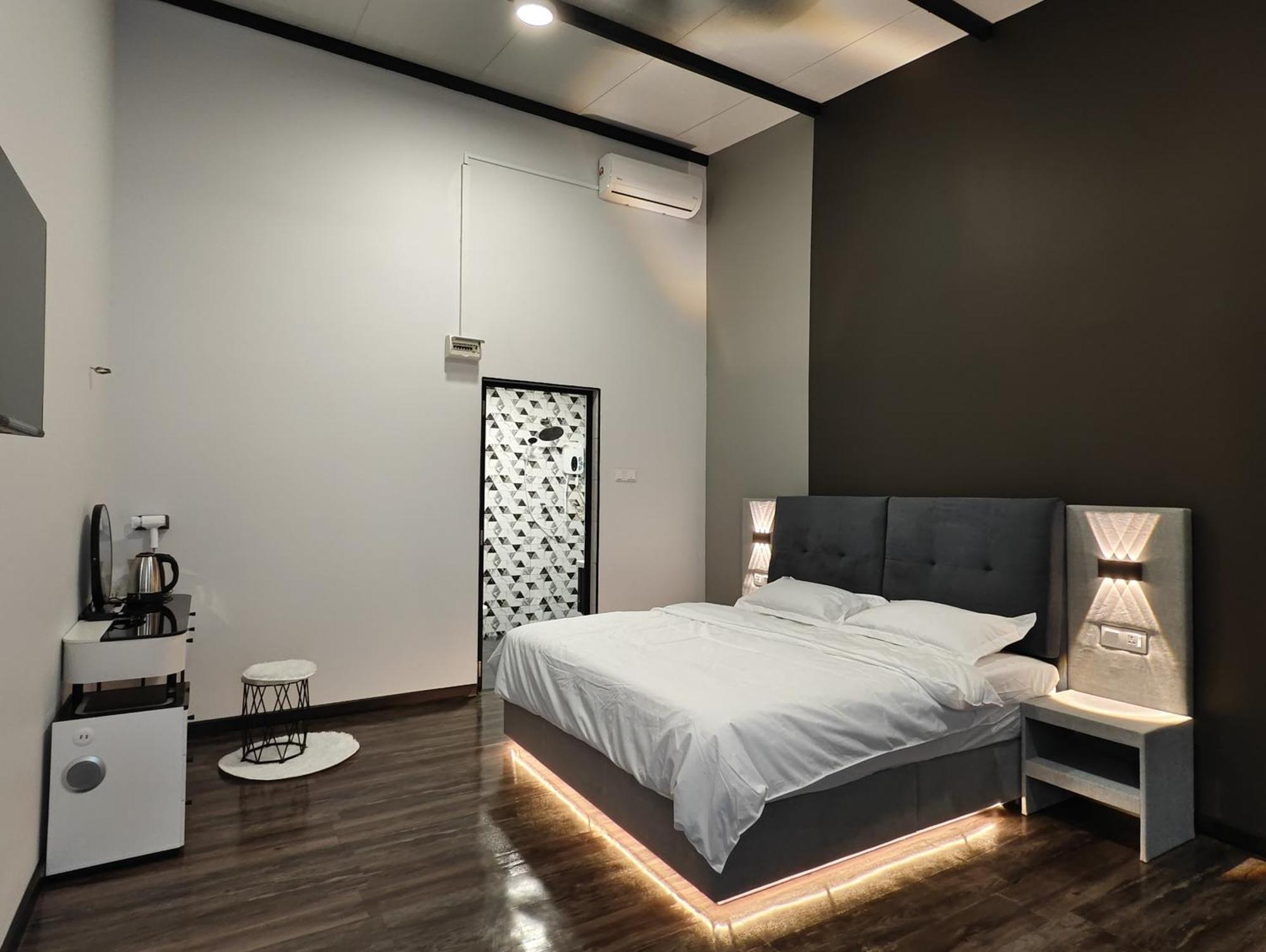 Private With Ensuite Bathroom In Bukit *